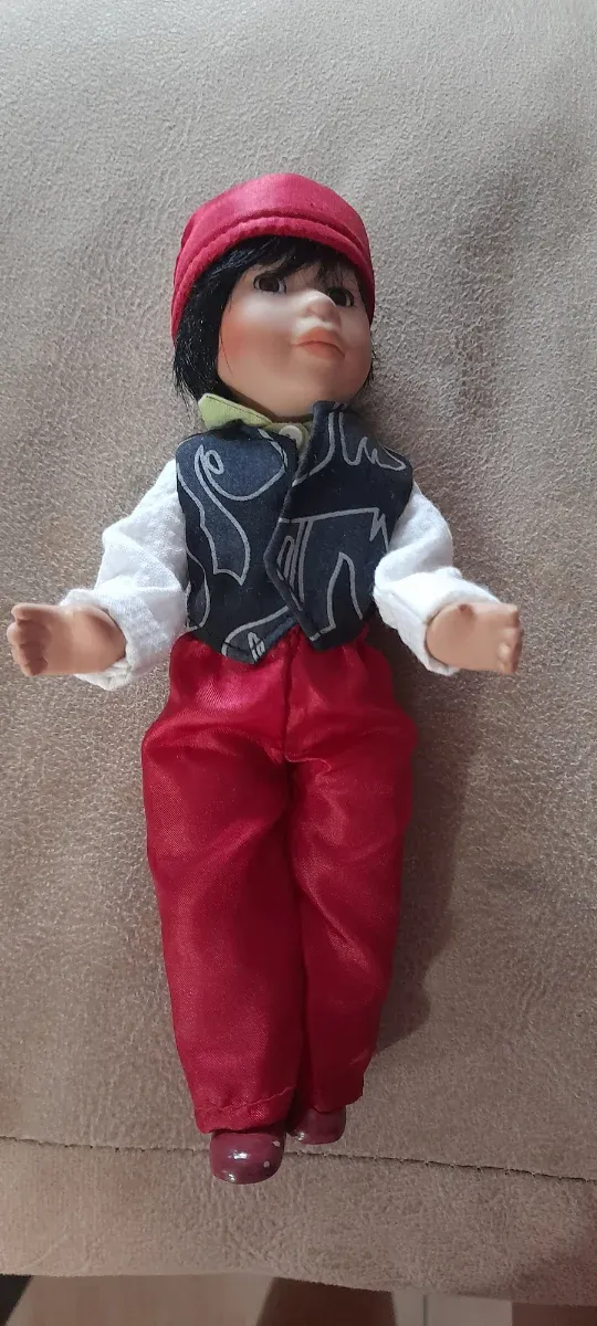 Muñeca porcelana 20 cm vestido oriental