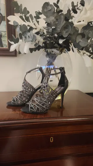 Sandalias fiesta negras Alma en Pena, 9cm tacon