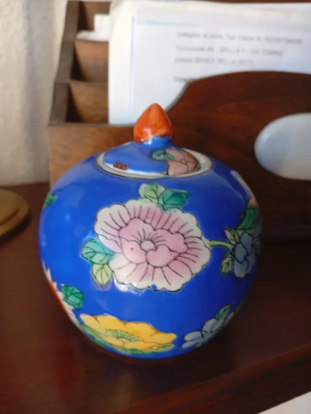 Vasetto cinese blu decorato