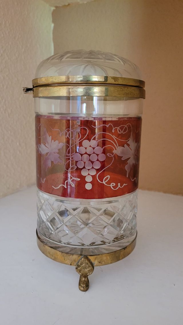 Bombonera antigua de cristal tallado