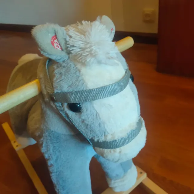 Caballito balancín gris.