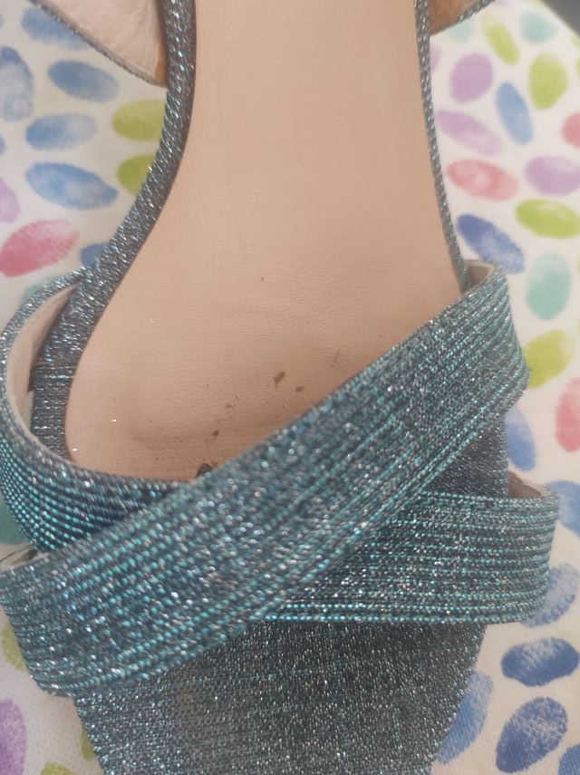 Bonitos zapatos abiertos de color azul brillante, 