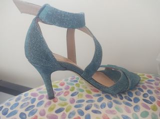 Bonitos zapatos abiertos de color azul brillante, 