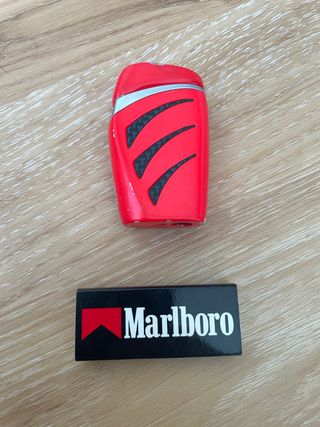 Isqueiro e caixa de fósforos Marlboro