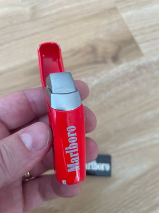 Isqueiro e caixa de fósforos Marlboro