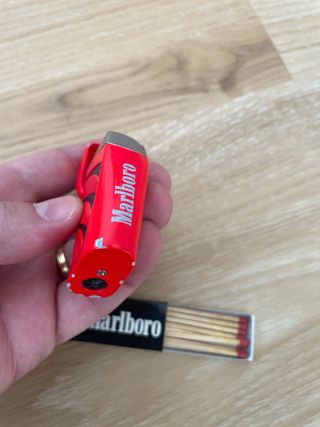 Isqueiro e caixa de fósforos Marlboro
