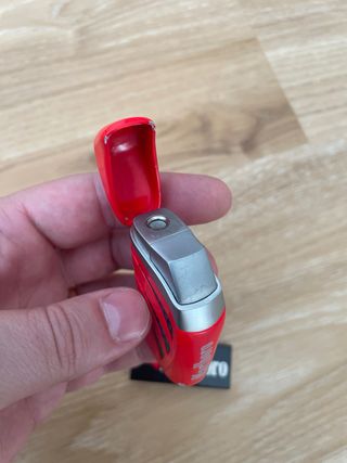 Isqueiro e caixa de fósforos Marlboro