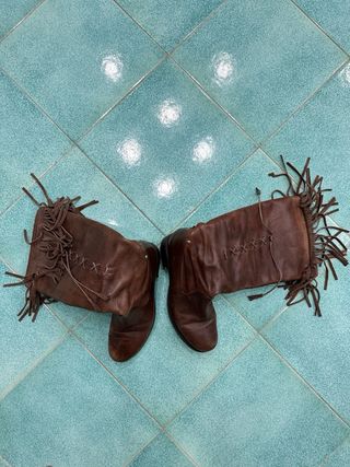 Stivali in pelle marrone con frange