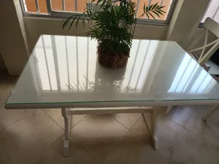 Mesa de comedor blanca con tapa de cristal