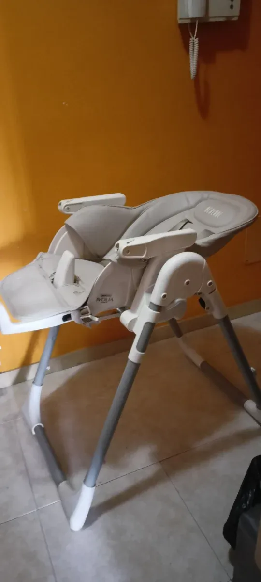 Trona Bebé Due con roturas en la funda (ver foto)