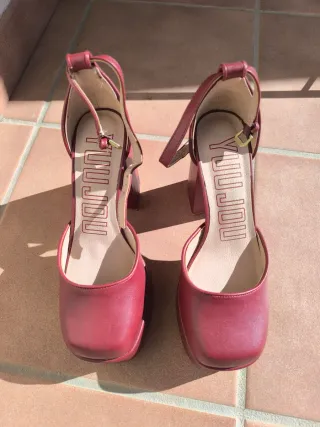 Zapatos de tacón rojo vino