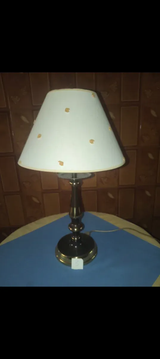 Lámpara de mesa con lunares