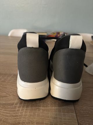 Zapatillas deportivas grises y negras