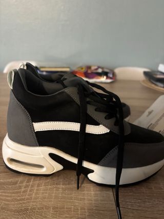 Zapatillas deportivas grises y negras