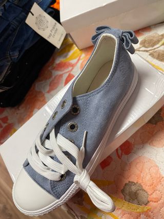 Zapatillas deportivas azules con lazo