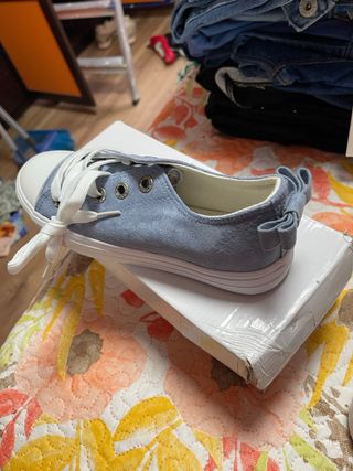 Zapatillas deportivas azules con lazo