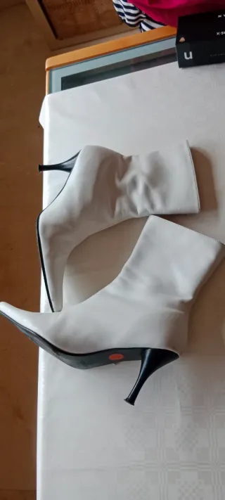 Botines blancos Bershka.