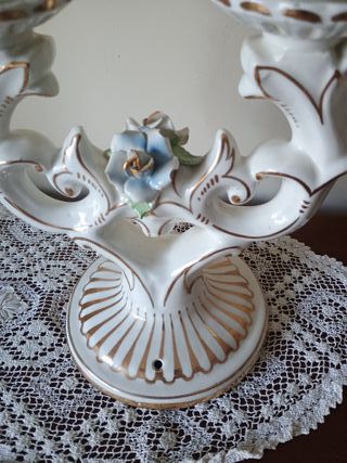 Portacandele vintage in porcellana dorata.