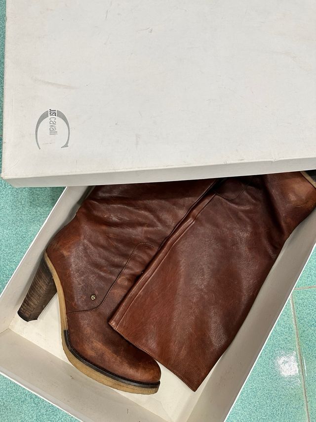 Stivali in pelle marrone con tacco