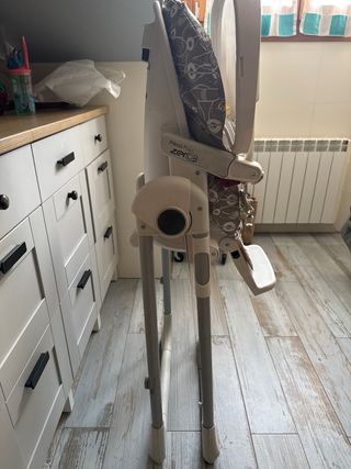 Trona de bebé con estampado gris