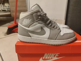 Nike Air Jordan 1 Mid Grigio Bianco