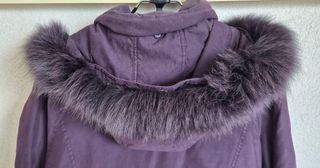 Chaqueta morada con capucha desmontable
