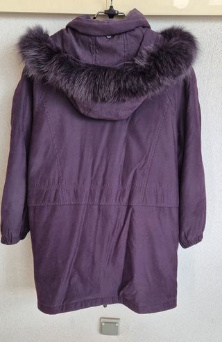 Chaqueta morada con capucha desmontable