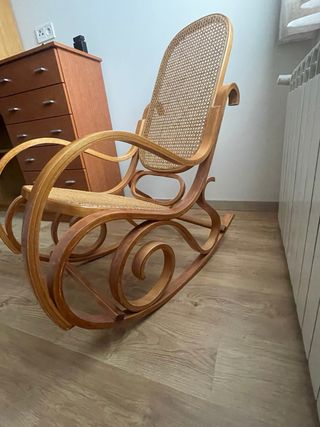 Sedia a dondolo in legno e rattan
