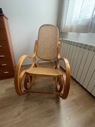 Sedia a dondolo in legno e rattan