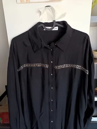 Vestido negro con detalles plateados