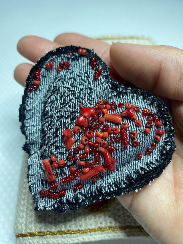 Ciondolo cuore ricamato