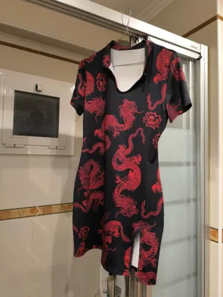 Vestido ajustado con dragones rojos