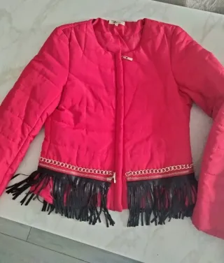 Chaqueta roja acolchada con flecos
