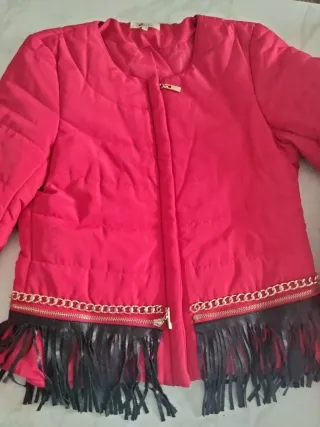 Chaqueta roja acolchada con flecos