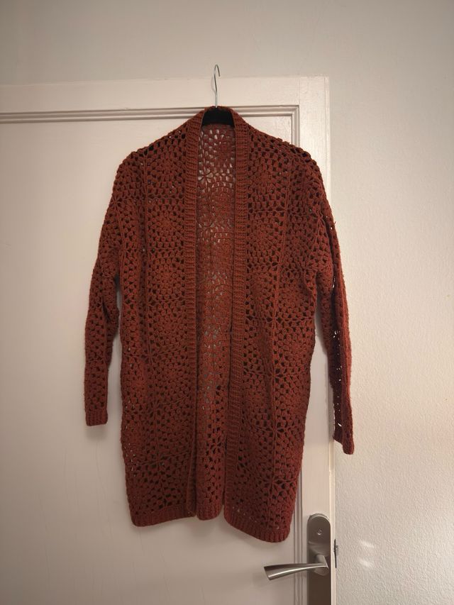 Vestido midi y jersey crochet verde