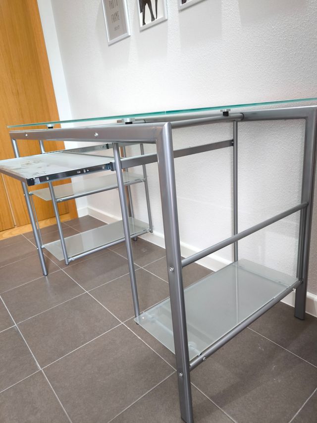 Escritorio de cristal y metal plateado