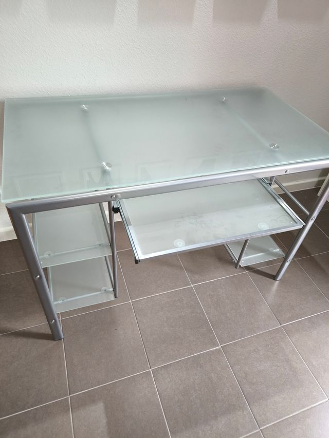 Escritorio de cristal y metal plateado