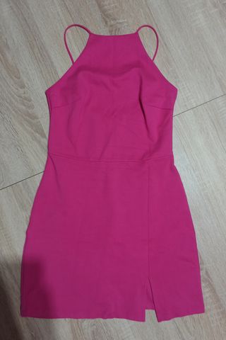 Vestido ajustado rosa con abertura