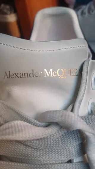 Sneakers bianche e nere Alexander McQueen