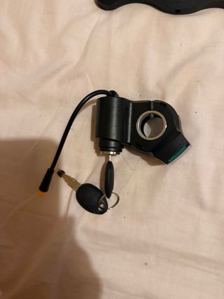 Llave con voltímetro para patinete eléctrico