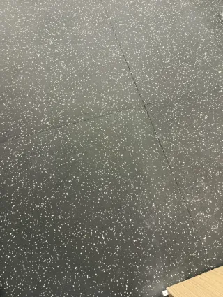 Suelo de goma con motas blancas