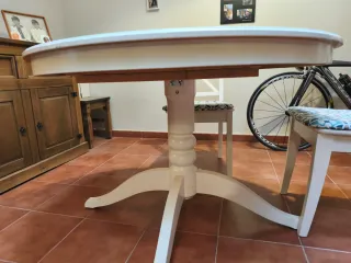 Mesa de comedor o cocina redonda blanca.