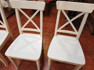 Mesa de comedor o cocina redonda blanca.