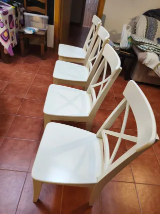 Mesa de comedor o cocina redonda blanca.