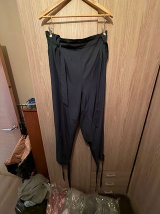 Pantalones negros anchos con cinturón