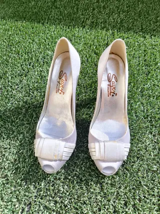 Zapatos de tacón plateados Suyvi Collection