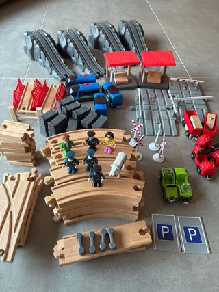 Tren de madera con accesorios