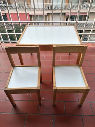 Mesa y 2 sillas madera Ikea niños