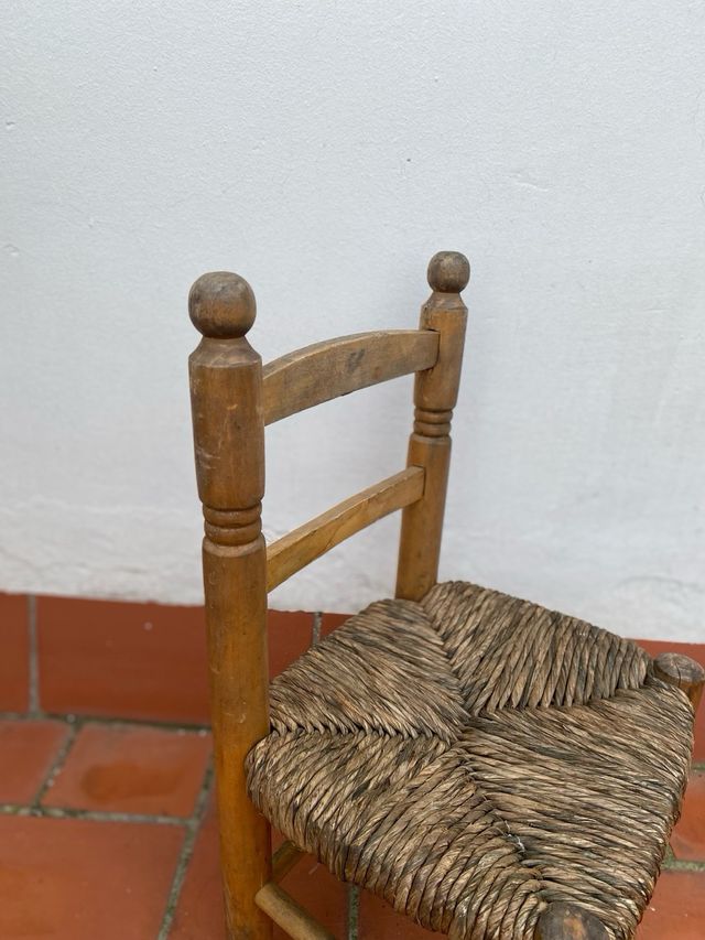Silla de mimbre para niño