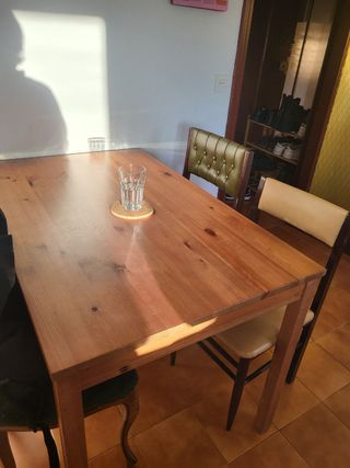Mesa de comedor de madera